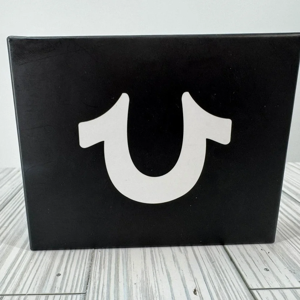True Religion Mens Black Genuine Leather Sonny Bifold Wallet‎ Metal Logo Plate
